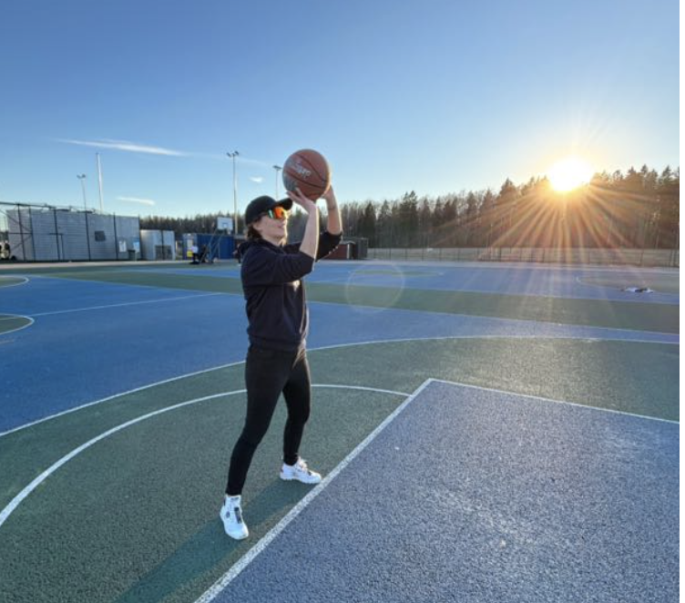 Mielenenergia ja Ahoo yhdistys sisältävät manifestoinnin, energiahoidot, tietoisuustyön, retriitit, meditaatiot, hyvinvointivalmennukset, henkisen kasvun, terveyden tukemisen, tapahtumat, yhteisöllisyyden, itsensä kehittämisen ja korkeamman värähtelyn aktivoimisen.